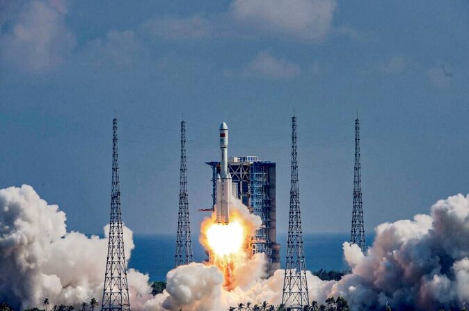 Un cohete Long March 7Y4 que transporta la nave de carga Tianzhou 3 se lanza desde el Centro de Lanzamiento Espacial de Wenchang, en la provincia china de Hainan, en una misión para entregar suministros a la estación espacial china Tiangong el 20 de septiembre de 2021. (STR/AFP vía Getty Images)
