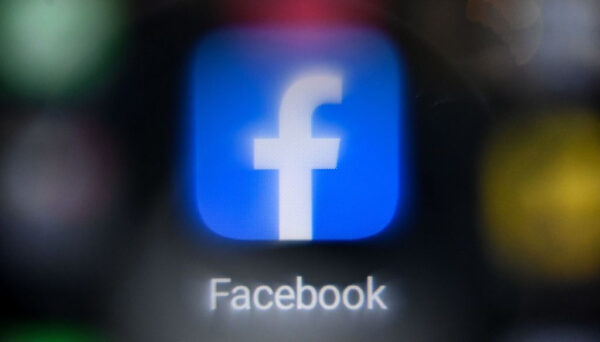 Logotipo de Facebook en la pantalla de un teléfono inteligente. (Kirill Kudryavtsev/AFP vía Getty Images)
