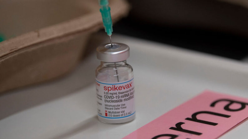 Una jeringa se clava en un vial que contiene la vacuna spikevax de Moderna, en un puesto de vacunación en una carretera rural cerca de Loechgau, en el sur de Alemania, el 30 de diciembre de 2021. (THOMAS KIENZLE/AFP vía Getty Images)
