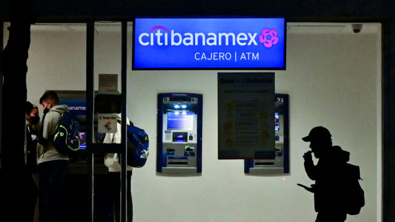 Personas retiran dinero de un cajero automático de Citibanamex en Ciudad de México (México), el 11 de enero de 2022. (Pedro Pardo/AFP vía Getty Images)