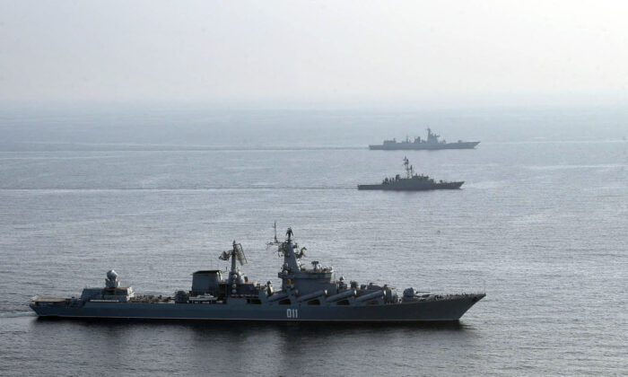 A handout pictureBuques de guerra iraníes, rusos y chinos realizan un simulacro militar conjunto en el océano Índico, buscando reforzar la "seguridad común" el 21 de enero de 2022. (Oficina del ejército iraní/AFP vía Getty Images)