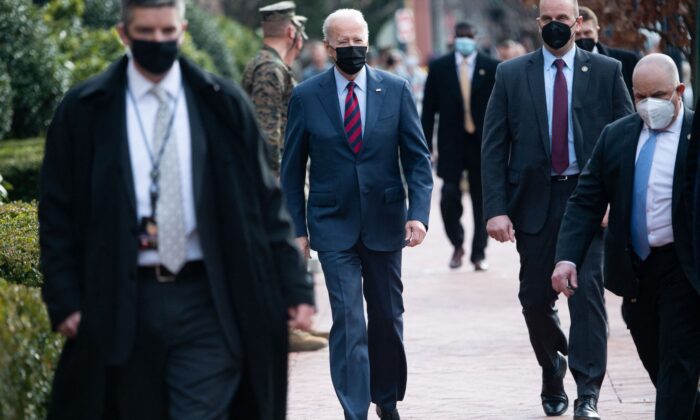 El presidente de Estados Unidos, Joe Biden, rodeado por miembros del Servicio Secreto de Estados Unidos, realiza un paseo sorpresa por Barracks Row en Washington, D.C., el 25 de enero de 2022. (Saul Loeb/AFP vía Getty Images)