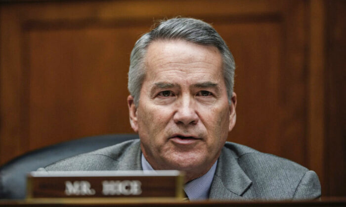 El representante Jody Hice (R-Georgia) habla durante un Comité de Supervisión de la Cámara de Representantes en el Capitolio en Washington el 9 de febrero de 2022. (Drew Angerer/Getty Images)