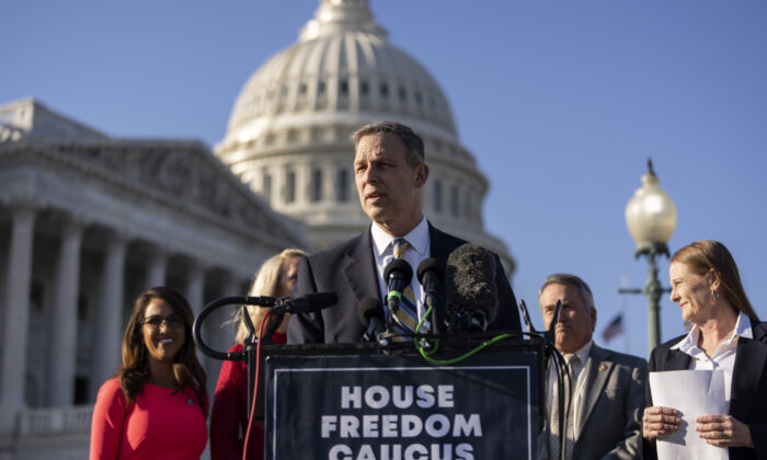 El congresista Scott Perry (R-Pa.) habla durante una conferencia de prensa con miembros del House Freedom Caucus fuera del Capitolio de Estados Unidos en Washington el 28 de febrero de 2022. (Drew Angerer/Getty Images)