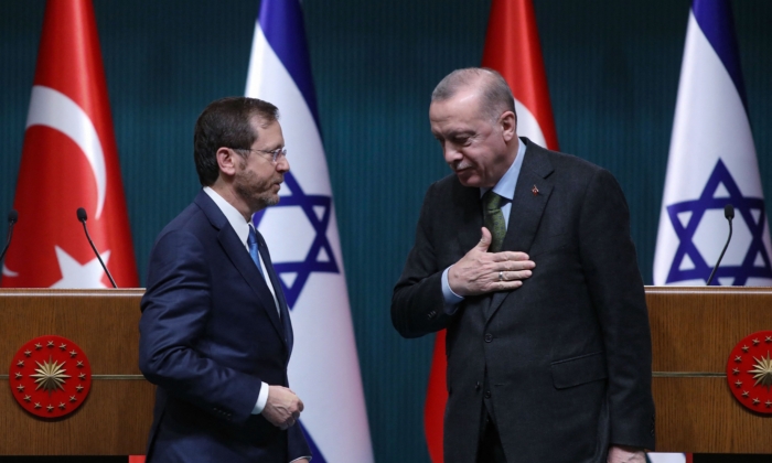 El presidente israelí Isaac Herzog (Izq.) junto a su homólogo turco Tayyip Erdogan tras una rueda de prensa en Ankara, el 9 de marzo de 2022. (Foto de STR/AFP a través de Getty Images)