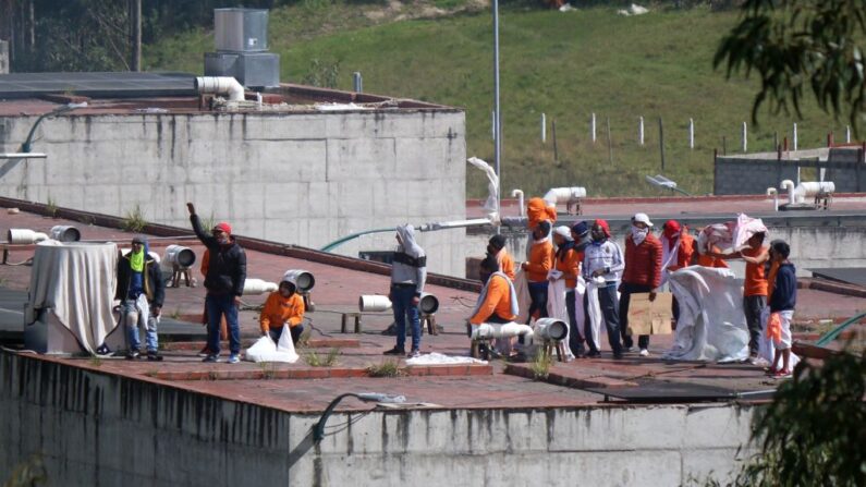 Reclusos en el techo de la prisión CRS Turi después de un motín en Cuenca, Ecuador, el 3 de abril de 2022. (FERNANDO MACHADO/AFP vía Getty Images)