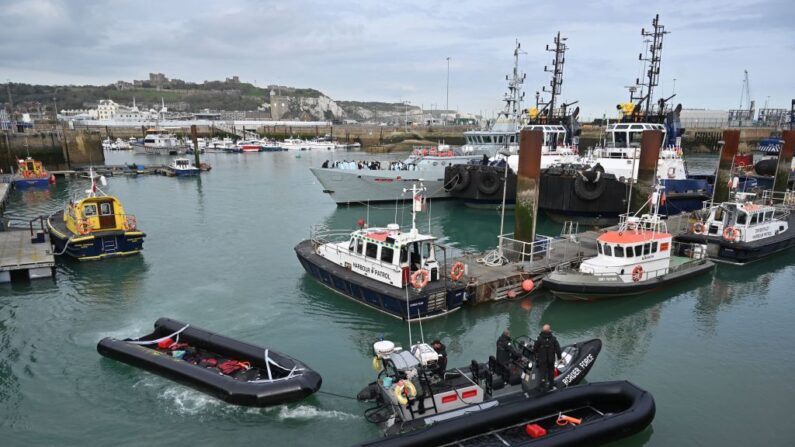 Las lanchas inflables utilizadas por los inmigrantes ilegales para cruzar el Canal de la Mancha fueron llevadas a puerto por la Fuerza de Fronteras del Reino Unido el 14 de abril de 2022, en el puerto deportivo de Dover, en la costa sureste de Inglaterra. (Foto de GLYN KIRK/AFP a través de Getty Images)