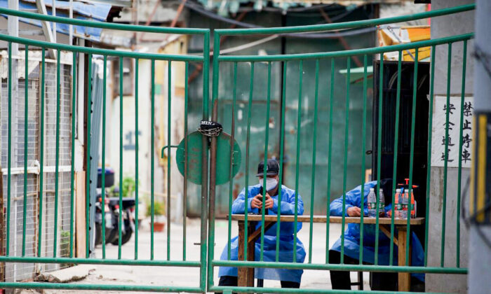 Los guardias de seguridad vigilan una zona residencial bajo encierro en Beijing, el 11 de mayo de 2022. (Noel Celis/AFP a través de Getty Images)