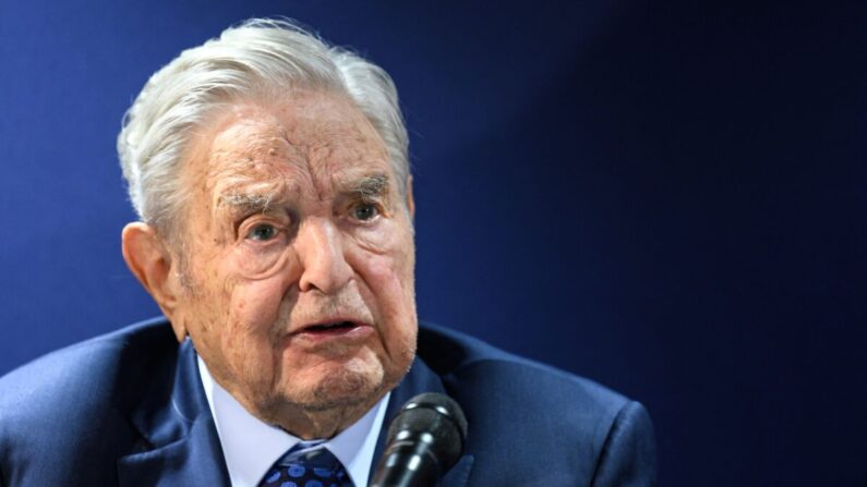 George Soros responde a preguntas tras pronunciar un discurso al margen de la reunión anual del Foro Económico Mundial (FEM), en Davos, el 24 de mayo de 2022. (Fabrice Coffrini/AFP vía Getty Images)
