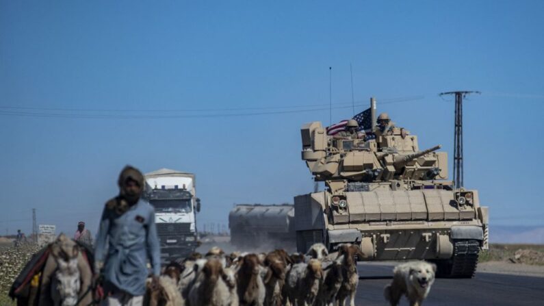 Fuerzas estadounidenses patrullan cerca del campo de Rumaylan (Rmeilan) en la provincia nororiental de Hasakeh, cerca de la frontera con Turquía, el 26 de mayo de 2022. (DELIL SOULEIMAN/AFP vía Getty Images)
