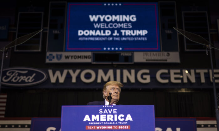 El expresidente Donald Trump habla en un mitin en Casper, Wyoming, el 28 de mayo de 2022. (Chet Strange/Getty Images)
