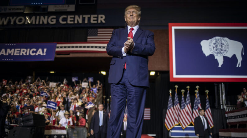 El ex presidente Donald Trump llega para pronunciar su discurso en Casper, Wyo, el 28 de mayo de 2022. El mitin se celebró para apoyar a Harriet Hageman, la contrincante de la representante Liz Cheney en las primarias de Wyoming. (Chet Strange/Getty Images)
