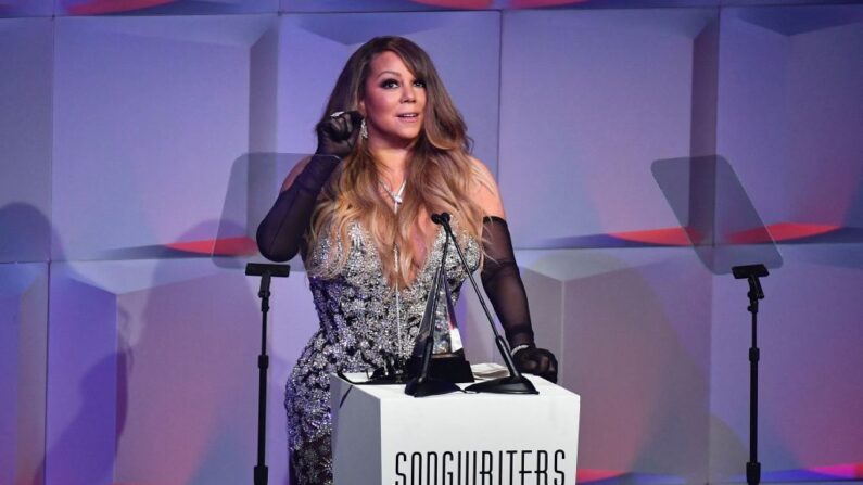 La cantante estadounidense Mariah Carey habla en el escenario durante la 51ª Gala Anual de Inducción y Premios del Salón de la Fama de los Compositores en Nueva York el 16 de junio de 2022. (Angela Weiss/AFP vía Getty Images)