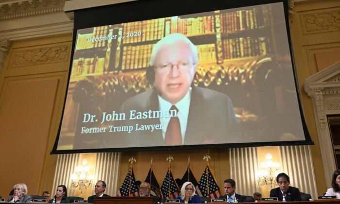 El exabogado del expresidente Donald Trump, John Eastman, aparece en pantalla durante la cuarta audiencia del Comité Selecto de la Cámara para Investigar la irrupción del 6 de enero al Capitolio de EE.UU., en el edificio de oficinas Cannon House, en Washington, el 21 de junio de 2022. (Mandel Ngan/AFP a través de Getty Images)
