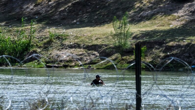 Un migrante cruza ilegalmente el río Grande en Eagle Pass, Texas, en la frontera con México, el 30 de junio de 2022. (Chandan Khanna/AFP vía Getty Images)