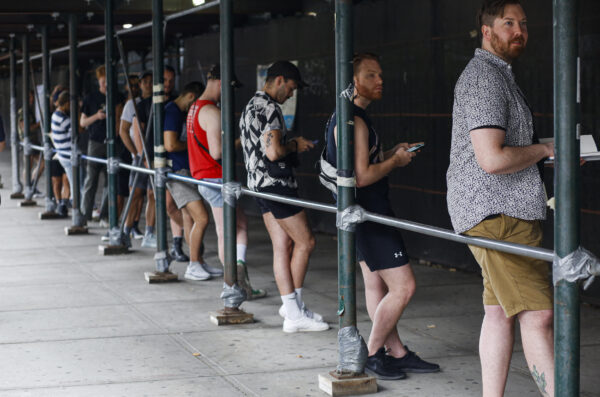 La gente espera en la cola para recibir la vacuna contra la viruela del mono antes de la apertura de un nuevo centro de vacunación masiva en el Campus Educativo de Bushwick en Brooklyn, Nueva York, el 17 de julio de 2022. (Kena Betancur/AFP vía Getty Images)
