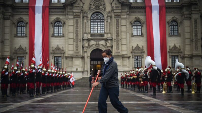  Guardias se preparan frente al Palacio de Gobierno antes de la ceremonia en la que el presidente de Perú, Pedro Castillo, se dirigirá a la nación en el Congreso peruano durante el Día de la Independencia de Perú en Lima, el 28 de julio de 2022. (ERNESTO BENAVIDES/AFP vía Getty Images)
