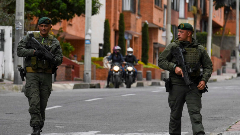 Miembros de fuerzas especiales de la policía hacen guardia en Bogotá (Colombia), el 29 de julio de 2022. (Juan Barreto/AFP vía Getty Images)