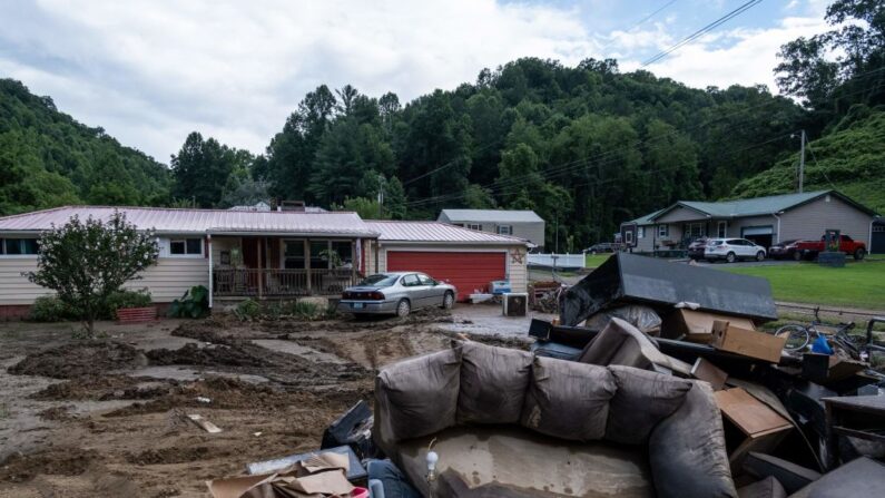 Artículos dañados por el agua se sientan fuera de una casa en Squabble Creek, Kentucky, cerca de Buckhorn, después de las inundaciones históricas en el este de Kentucky, 31 de julio de 2022. (SETH HERALD/AFP vía Getty Images)