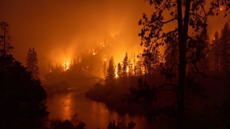Las llamas arden hacia el río Klamath durante el incendio McKinney en el Bosque Nacional Klamath al noroeste de Yreka, California, el 31 de julio de 2022. (David Mcnew/AFP vía Getty Images)