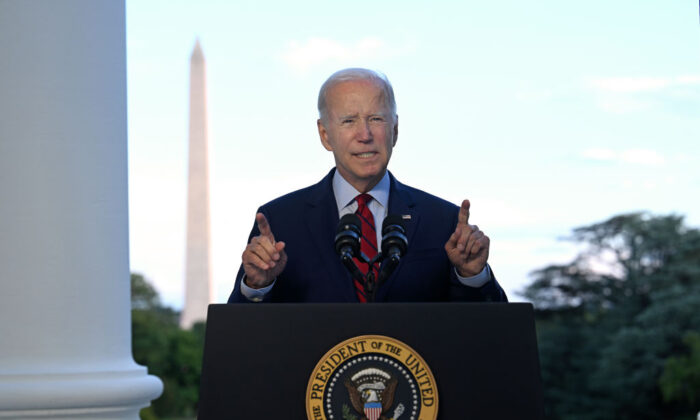 El presidente de Estados Unidos, Joe Biden, habla desde el balcón del Salón Azul de la Casa Blanca en Washington el 1 de agosto de 2022. (Jim Watson-Pool/ Getty Images)