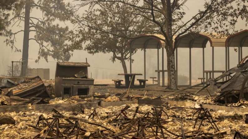 El centenario Salón Comunitario de Klamath River yace en ruinas tras ser destruido por el incendio McKinney en el Bosque Nacional Klamath al noroeste de Yreka, California, el 1 de agosto de 2022. (David Mcnew/AFP vía Getty Images)