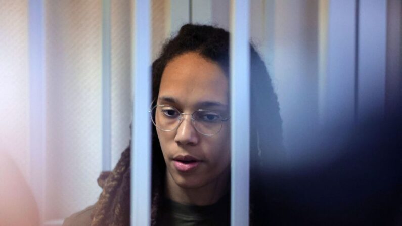 La baloncestista estadounidense Brittney Griner se encuentra en la jaula de los acusados ​​antes de una audiencia en la corte durante su juicio por cargos de contrabando de drogas, en Khimki, en las afueras de Moscú (Rusia), el 2 de agosto de 2022. (Evgenia Novozhenina/POOL/AFP vía Getty Images)