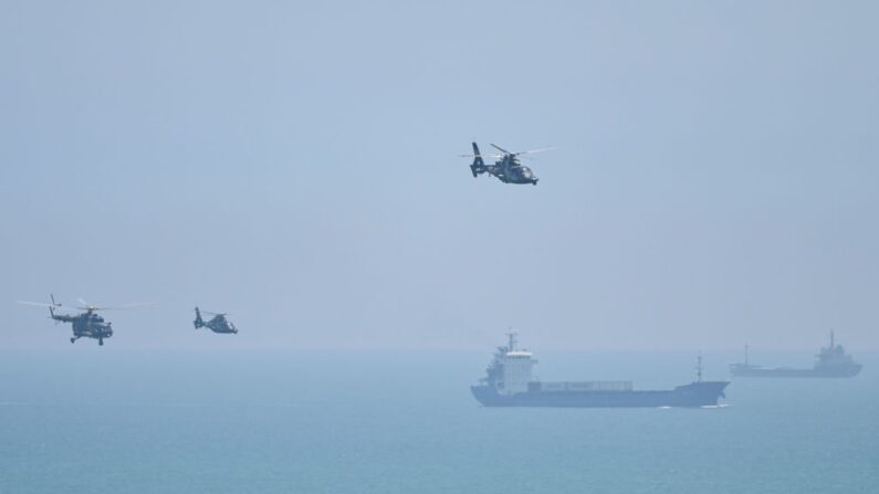 Helicópteros militares chinos sobrevuelan la isla de Pingtan, uno de los puntos de la China continental más cercanos a Taiwán, en la provincia de Fujian, el 4 de agosto de 2022. (HECTOR RETAMAL/AFP vía Getty Images)
