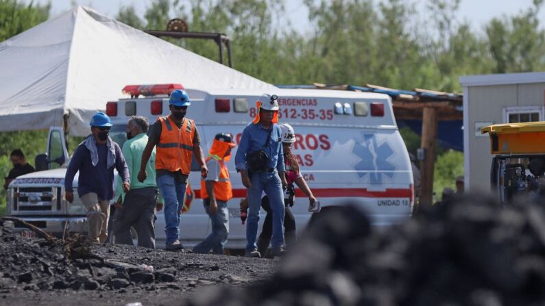 Personal de rescate trabaja en la mina de carbón donde 10 mineros quedaron atrapados este miércoles tras un derrumbe, en la zona de Agujita, municipio de Sabinas, estado de Coahuila, México, el 4 de agosto de 2022. (Marcos González/AFP vía Getty Images)