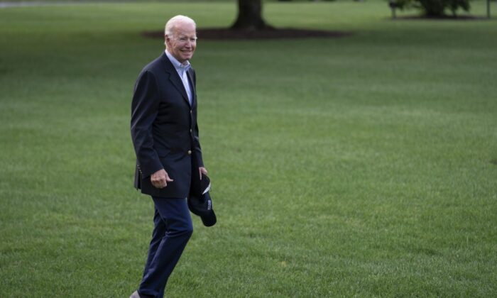 El presidente Joe Biden camina por el jardín sur de la Casa Blanca hasta el Marine One para un viaje a Delaware, en Washington, D.C., el 7 de agosto de 2022. (Sarah Silbiger/Getty Images)
