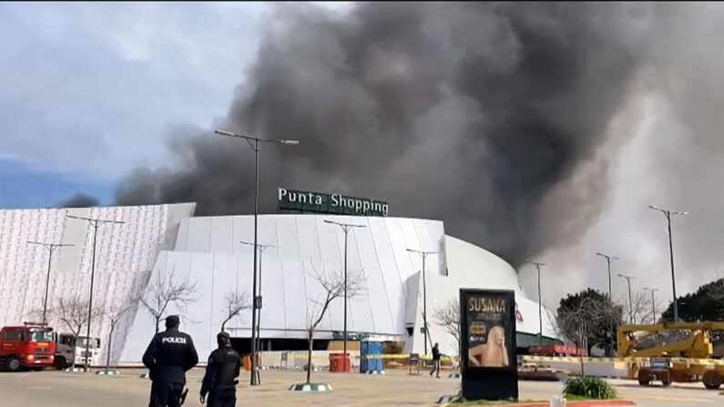 Esta captura de un video de AFP muestra el humo negro de un incendio que se eleva desde el principal centro comercial de Punta del Este, Departamento de Maldonado, Uruguay, el 7 de agosto de 2022. (Laura Bonilla Cal/AFP vía Getty Images)