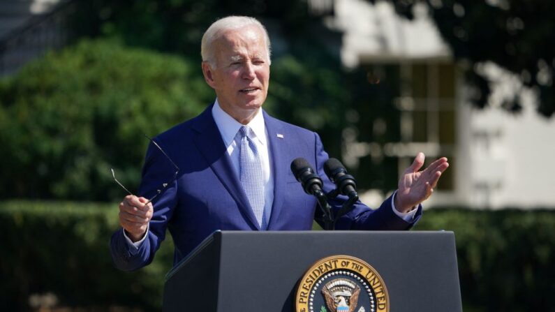 El presidente de EE.UU., Joe Biden, habla durante la ceremonia de firma de la Ley de CHIPS y Ciencia de 2022, en un evento en el jardín sur de la Casa Blanca en Washington, DC, el 9 de agosto de 2022. (Mandel Ngan/AFP vía Getty Images)
