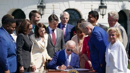 Biden firma orden ejecutiva y crea consejo para administrar Ley CHIPS de USD 280,000 millones