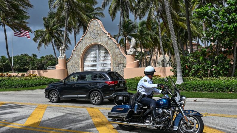 Agentes de la ley frente a la casa del expresidente Donald Trump en Mar-A-Lago en Palm Beach, Florida, el 9 de agosto de 2022. (Giorgio Viera/AFP vía Getty Images)
