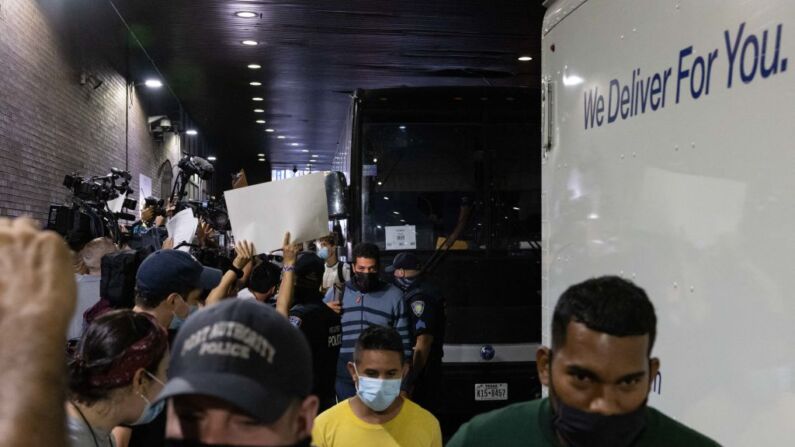 Un autobús con inmigrantes ilegales procedentes de Texas llega a la terminal de autobuses de la Autoridad Portuaria de Nueva York, el 10 de agosto de 2022. (YUKI IWAMURA/AFP a través de Getty Images)
