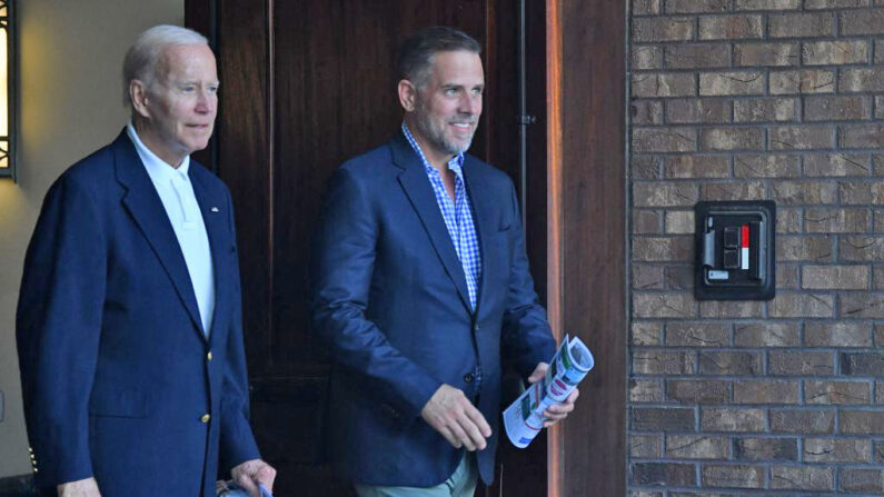 El presidente de EE.UU. Joe Biden (izq.) junto a su hijo Hunter Biden salen de la iglesia católica del Espíritu Santo después de asistir a una misa en Johns Island, Carolina del Sur, el 13 de agosto de 2022. (NICHOLAS KAMM/AFP vía Getty Images)
