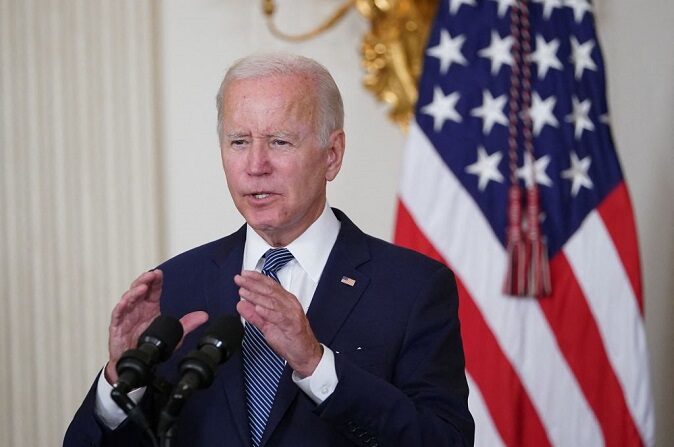 El presidente de Estados Unidos, Joe Biden, habla durante la ceremonia de firma de la ley H.R. 5376, la Ley de Reducción de la Inflación de 2022, en el Comedor de Estado de la Casa Blanca en Washington, DC, el 16 de agosto de 2022. (MANDEL NGAN/AFP vía Getty Images)
