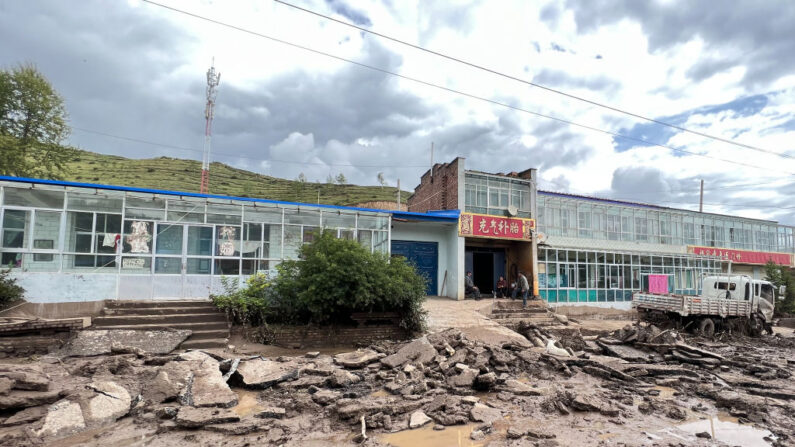 Una carretera está dañada después de que una inundación repentina causada por un aguacero repentino desencadenara deslizamientos de tierra en el condado de Datong, en la ciudad de Xining, en la provincia noroccidental china de Qinghai, el 18 de agosto de 2022. (CNS/AFP vía Getty Images)