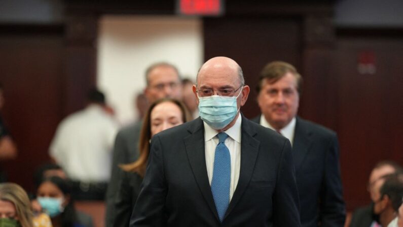 El exdirector financiero de Trump, Allen Weisselberg, entra en la sala del Tribunal Supremo de Manhattan el 18 de agosto de 2022 en la ciudad de Nueva York. (CURTIS MEANS/POOL/AFP vía Getty Images)