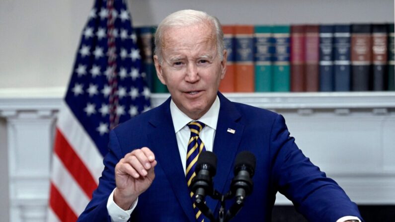 El presidente Joe Biden anuncia la reducción de los préstamos estudiantiles en la Sala Roosevelt de la Casa Blanca, en Washington, el 24 de agosto de 2022. (Olivier Douliery/AFP vía Getty Images)
