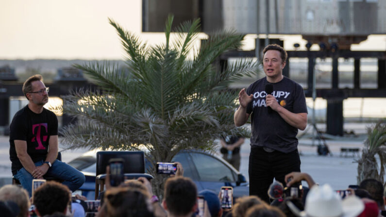 El fundador de SpaceX, Elon Musk, habla durante un evento conjunto de T-Mobile y SpaceX, el 25 de agosto de 2022, en Boca Chica Beach, Texas. (Michael González/Getty Images)
