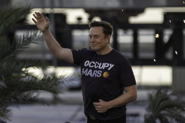 El fundador de SpaceX, Elon Musk, sube al escenario durante un evento conjunto de T-Mobile y SpaceX, en Boca Chica Beach, Texas, el 25 de agosto de 2022. (Michael Gonzalez/Getty Images)
