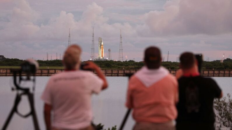 Fotógrafos de prensa se preparan para fotografiar el despegue del cohete Artemis I SLS, en el Centro Espacial Kennedy, en Florida, el 29 de agosto de 2022. (GREGG NEWTON/Gregg Newton/AFP vía Getty Images)