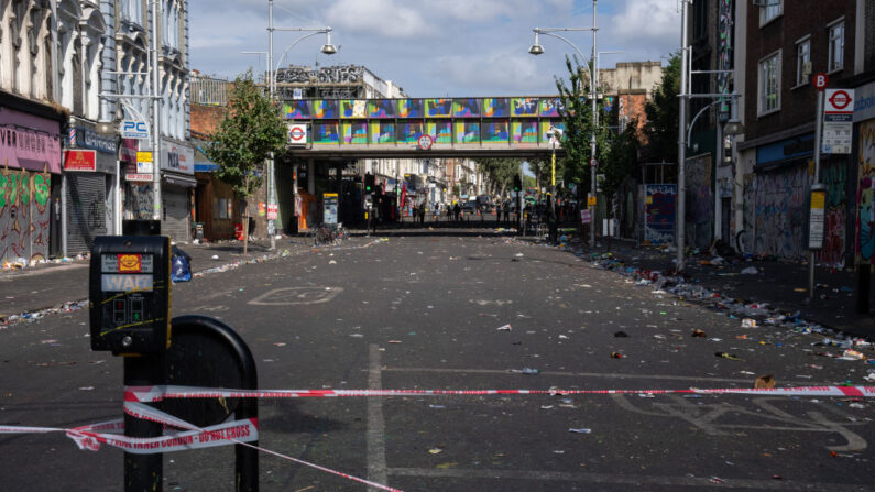 Una cinta policial bloquea la carretera en el lugar del apuñalamiento mortal de durante el Carnaval de Notting Hill, el 30 de agosto de 2022 en la zona de Ladbroke Grove de Londres, Inglaterra. (Carl Court/Getty Images)