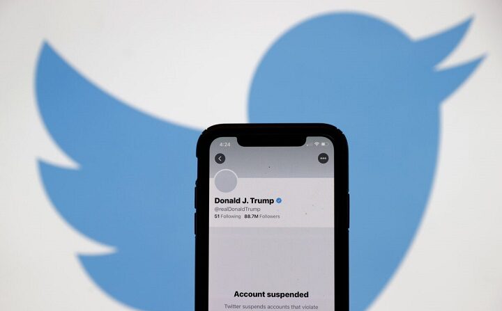 La cuenta de Twitter suspendida del presidente Donald Trump aparece en la pantalla de un iPhone en San Anselmo, California, el 8 de enero de 2021. (Justin Sullivan/Getty Images)
