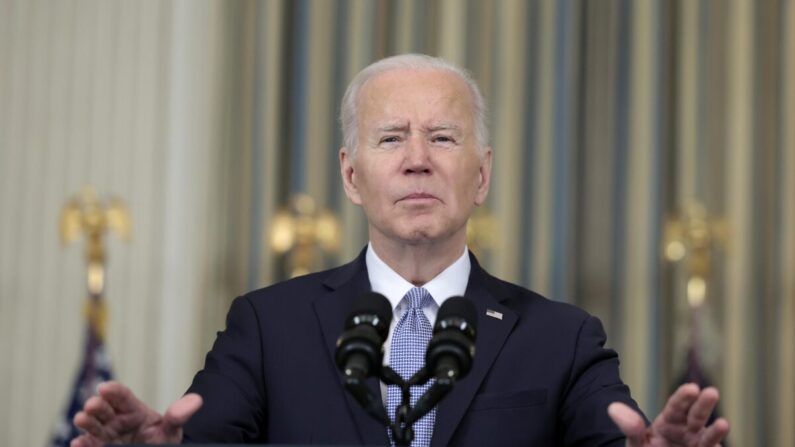 El presidente Joe Biden pronuncia un discurso sobre el informe de empleo del mes de marzo desde el Comedor de Estado de la Casa Blanca en Washington el 1 de abril de 2022. (Anna Moneymaker/Getty Images)
