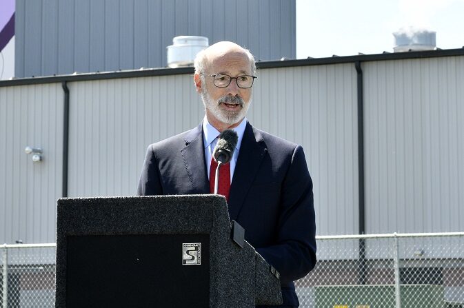 El gobernador Tom Wolf habla durante el corte de cinta de la instalación de fórmula infantil ByHeart el 28 de abril de 2022 en Reading, Pennsylvania. (Eugene Gologursky/Getty Images para ByHeart)