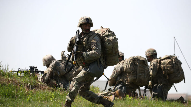 Soldados estadounidenses de la 2.ª División de Infantería participan en las competiciones Best Warrior y Best Squad en Camp Humphreys el 04 de mayo de 2022 en Pyeongtaek, Corea del Sur. (Chung Sung-Jun/Getty Images)