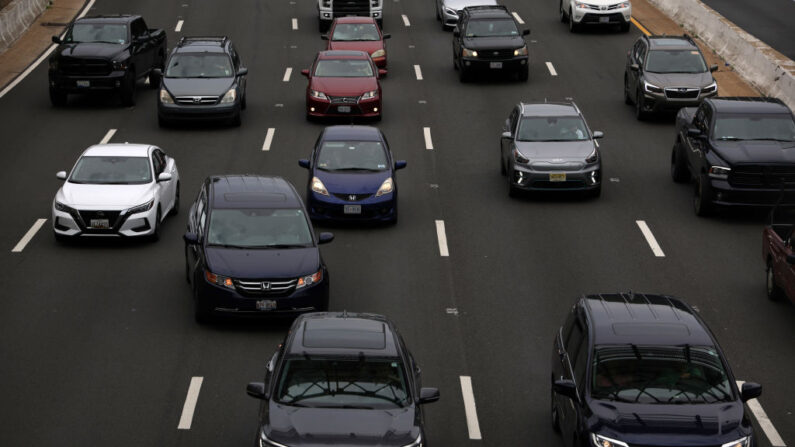 El tráfico se ve en la I-395 el 1 de julio de 2022 en Washington, DC. (Alex Wong/Getty Images)