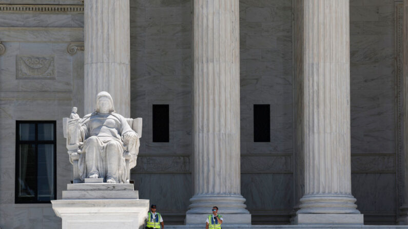 Oficiales de la ley se paran en los escalones de la Corte Suprema de Estados Unidos el 11 de julio de 2022 en Washington, DC. (Anna Moneymaker/Getty Images)